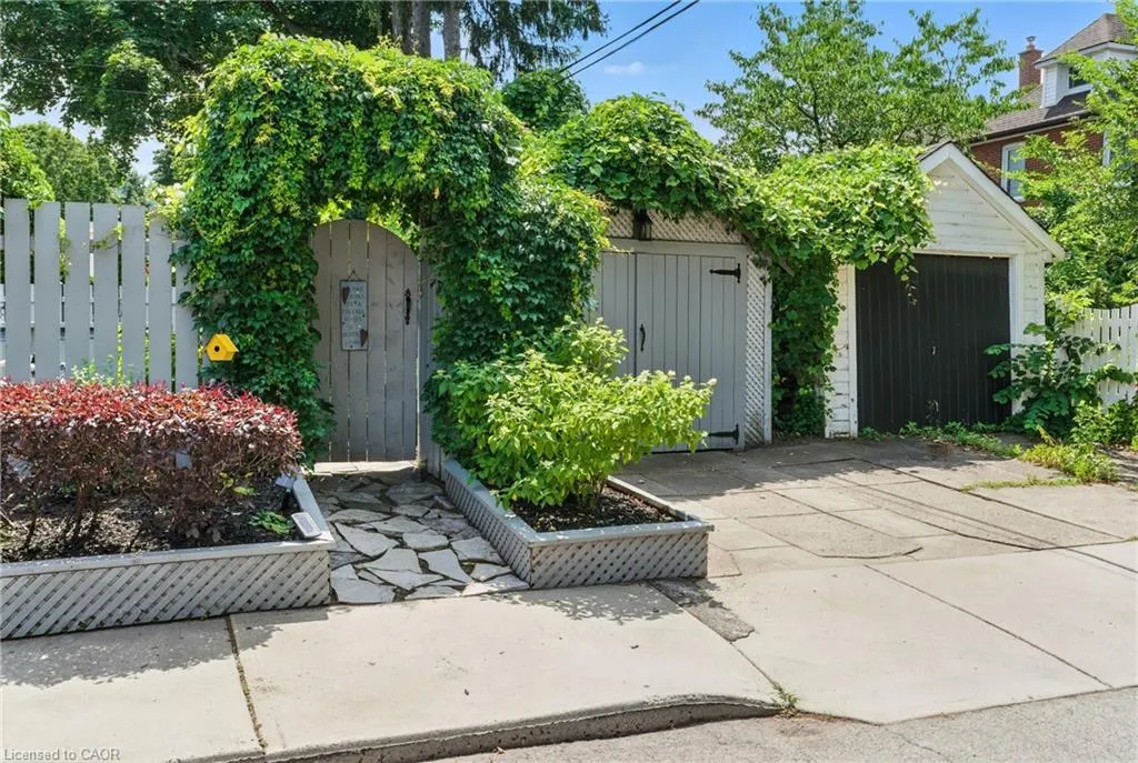 98 Kensington Avenue S