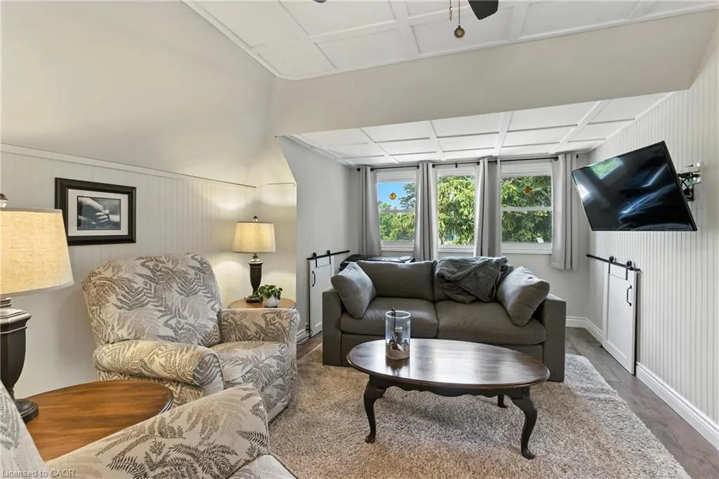 98 Kensington Avenue S