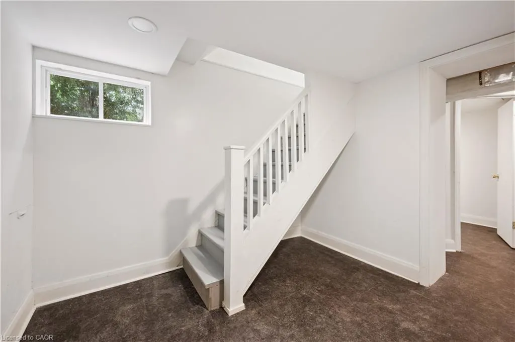 103 Dunbar Road S