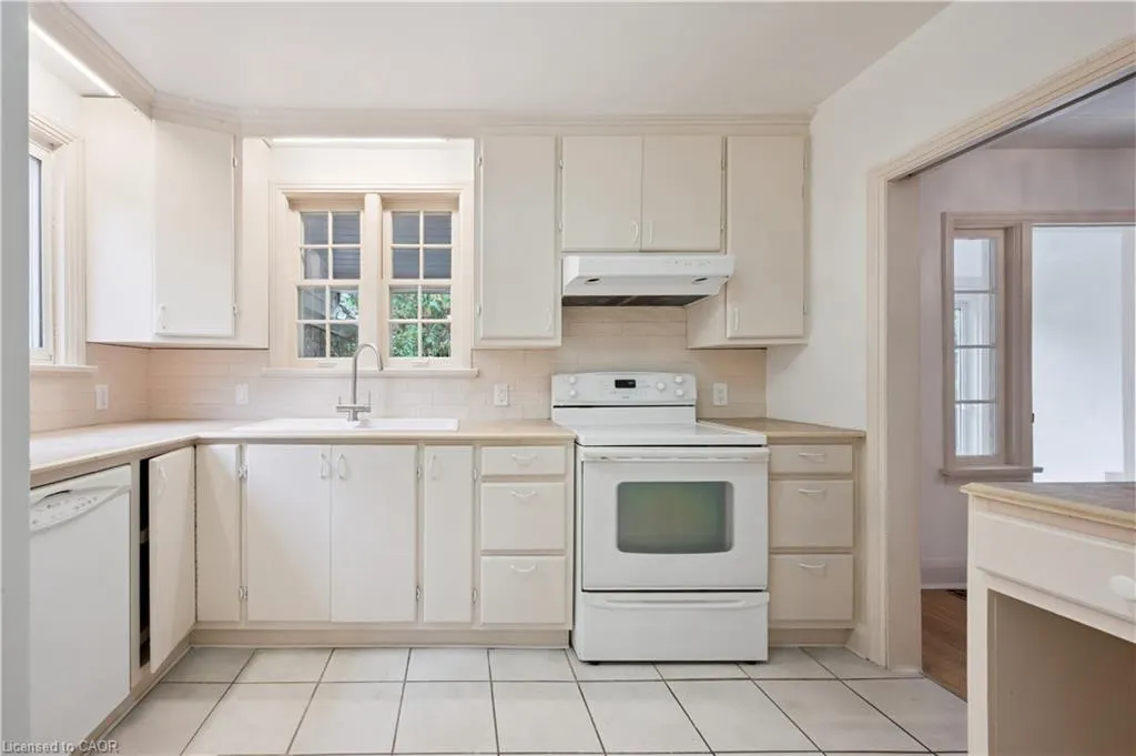 103 Dunbar Road S