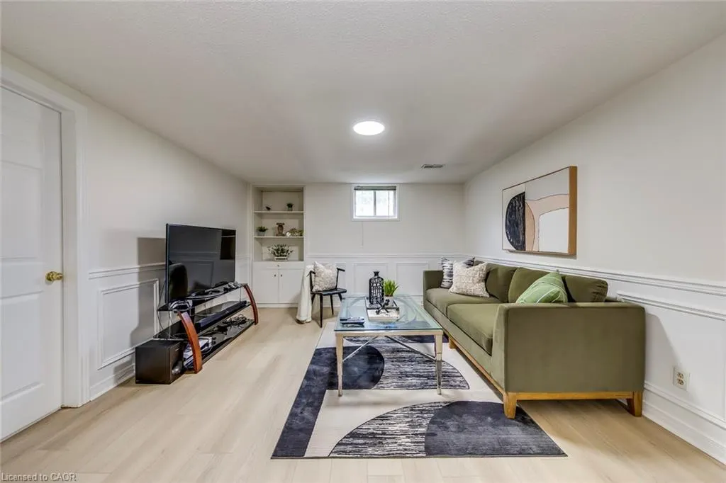 2309 Malcolm Crescent