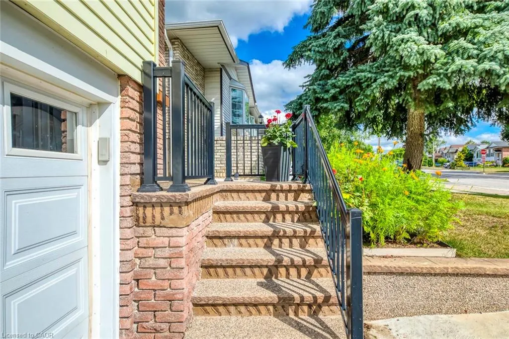 2309 Malcolm Crescent