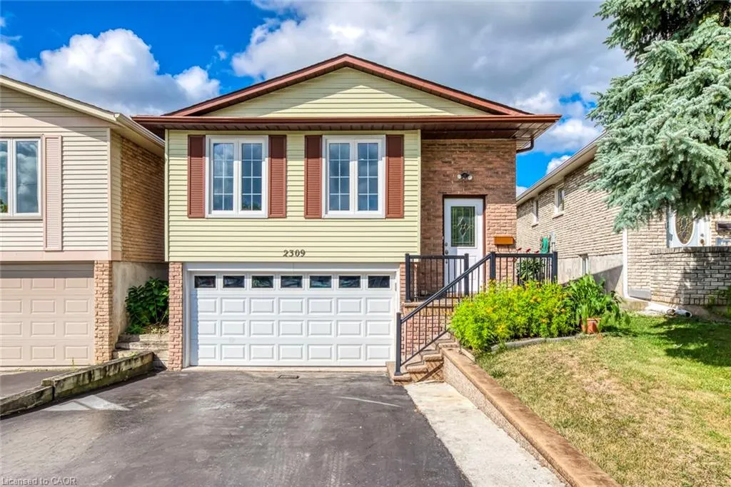 2309 Malcolm Crescent