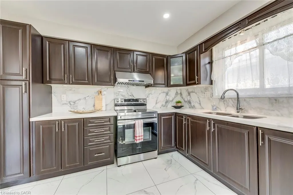 2309 Malcolm Crescent