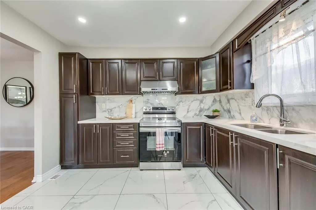 2309 Malcolm Crescent