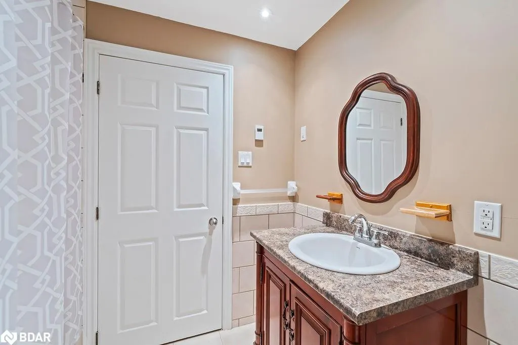 510 Queensway W, #18