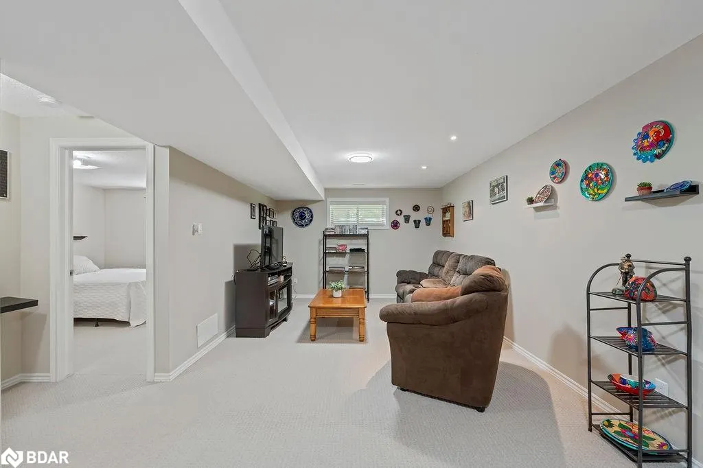 510 Queensway W, #18