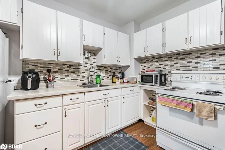 77 Province Street N