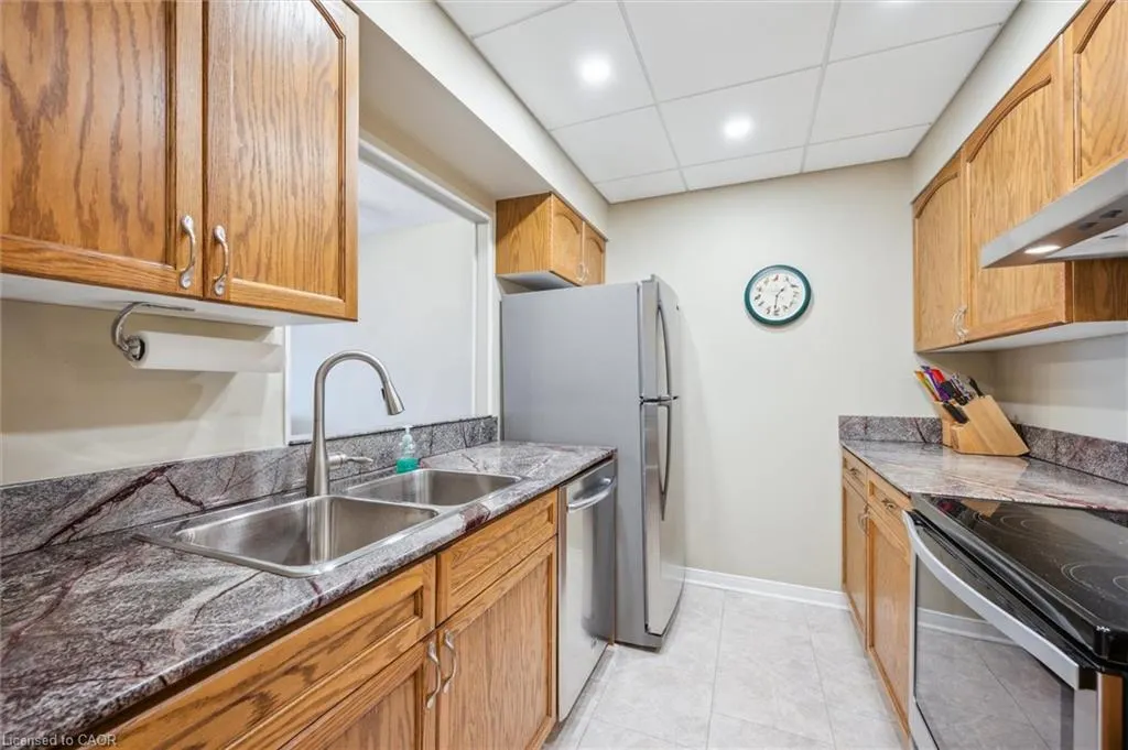 10 Ellen Street E, #808