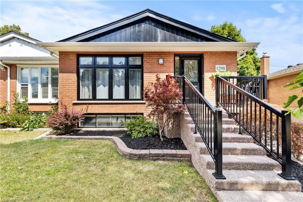 1298 Napier Crescent