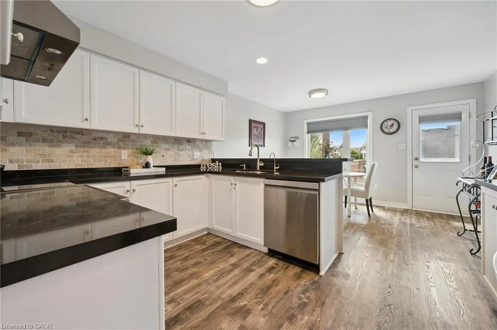 98 Schroder Crescent