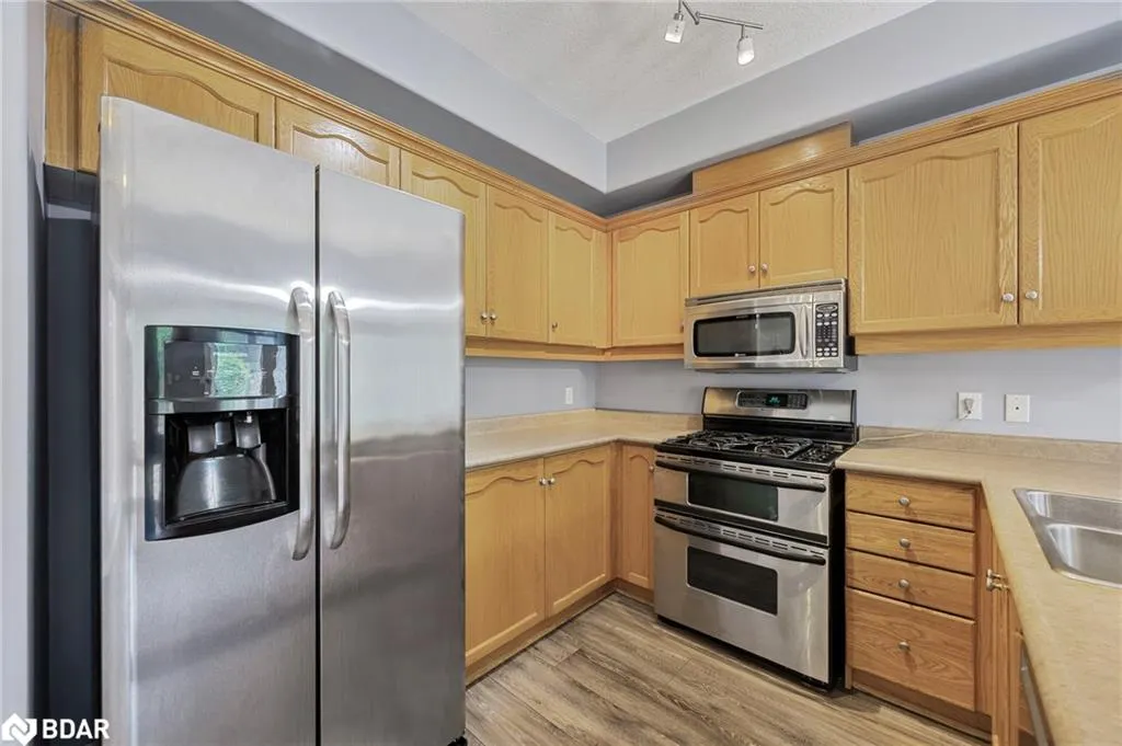 488 Yonge Street Street, #12