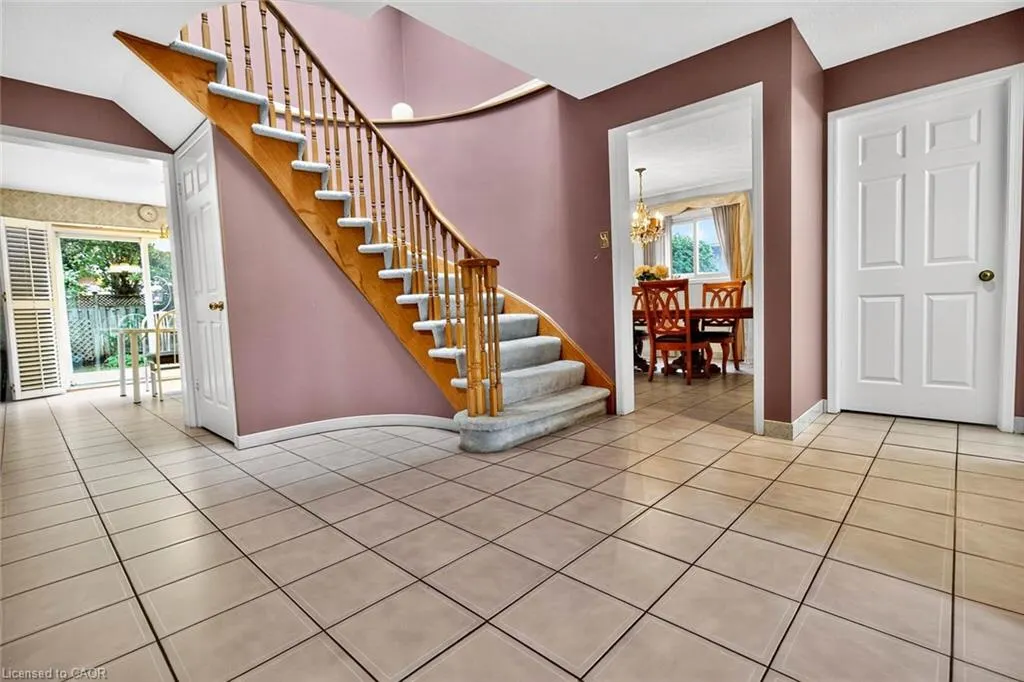 1084 Grandeur Crescent