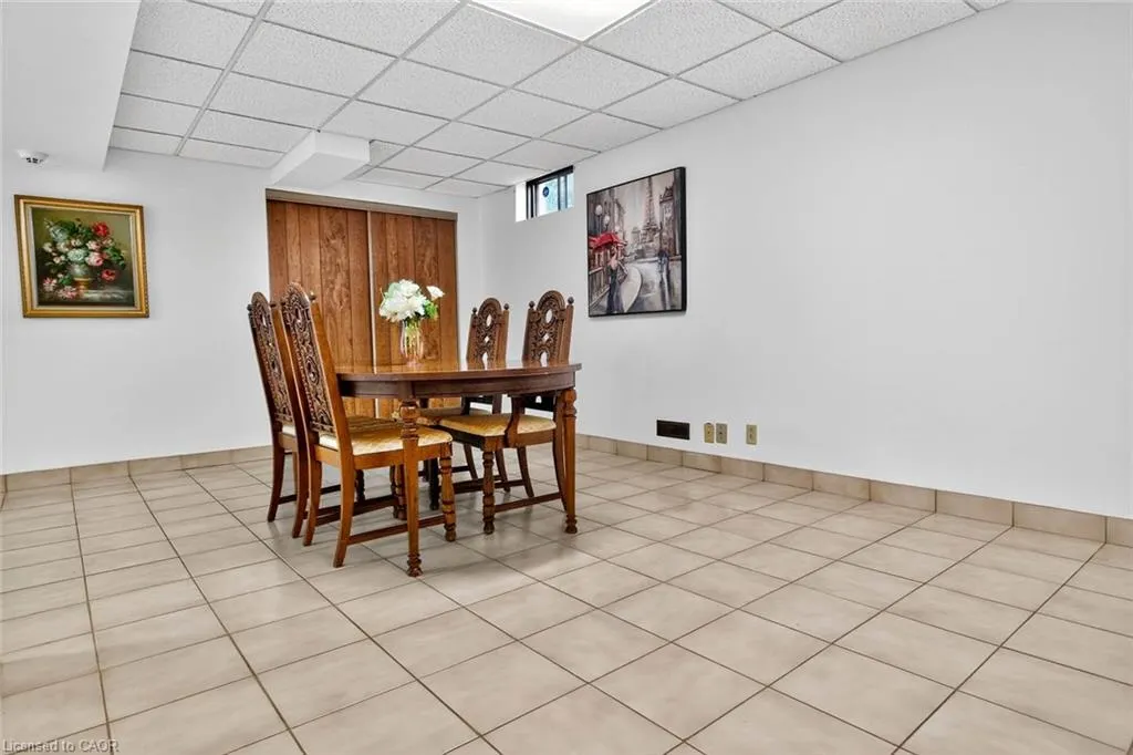 1084 Grandeur Crescent