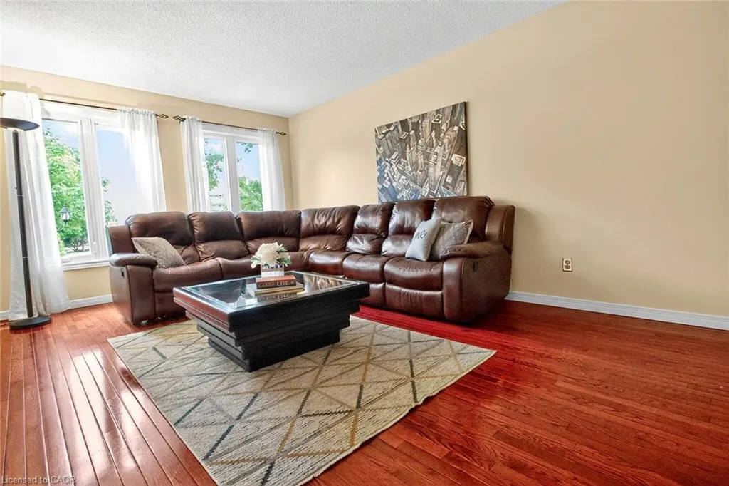 1084 Grandeur Crescent