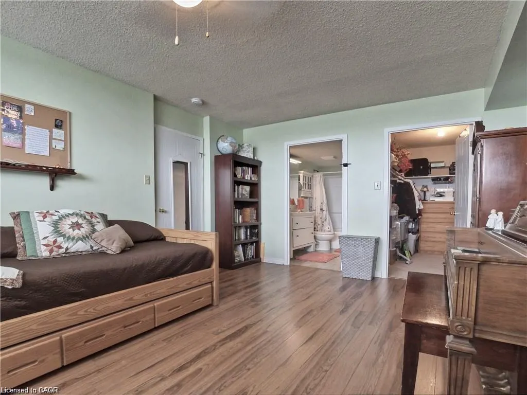3227 King Street E, #1011