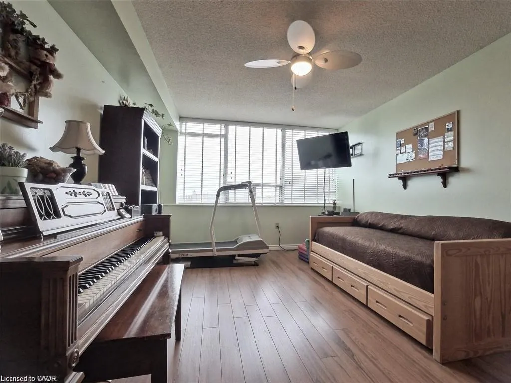 3227 King Street E, #1011