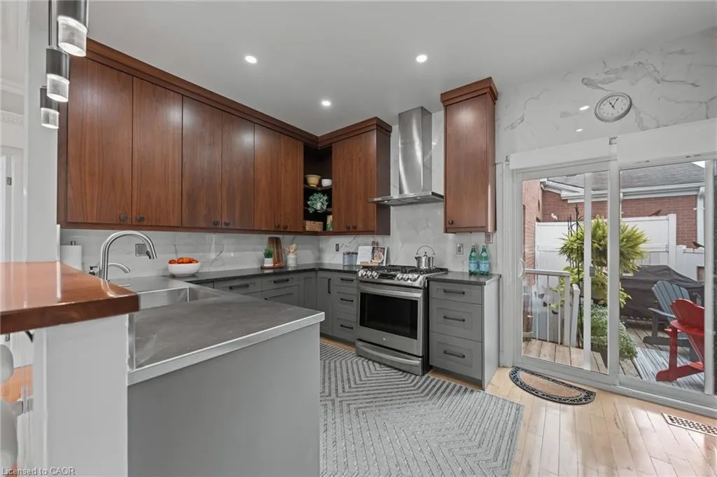 341 George Street N, #4