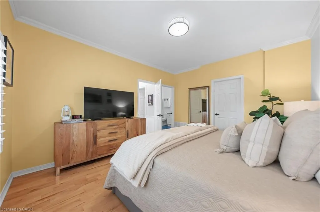 341 George Street N, #4