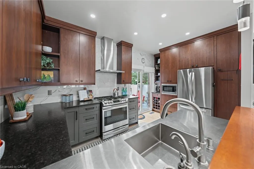 341 George Street N, #4