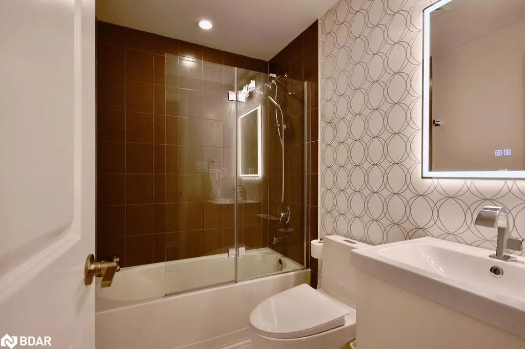 299 Cundles Road E, #208