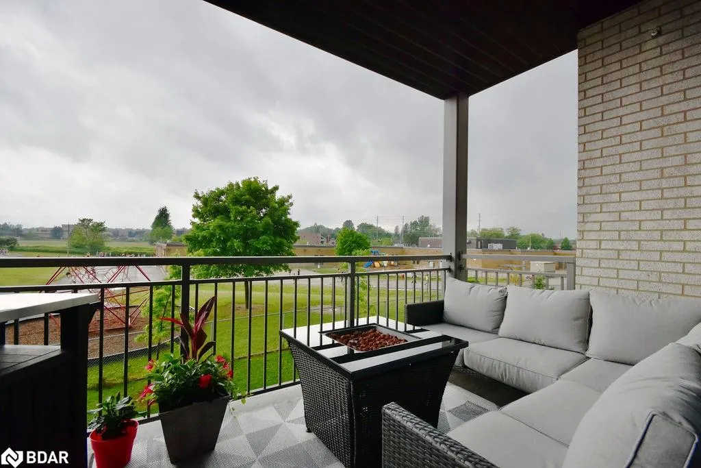 299 Cundles Road E, #208