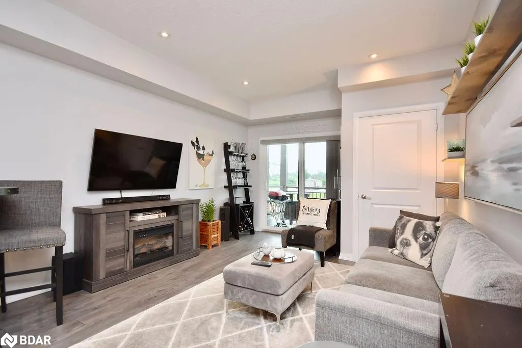 299 Cundles Road E, #208