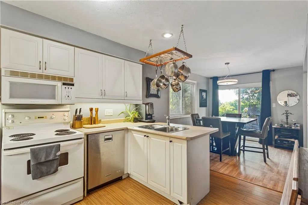 118 Chateau Crescent