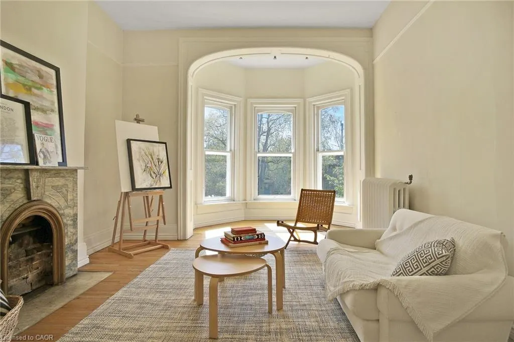 78 William Street W