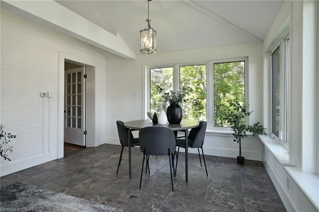 78 William Street W