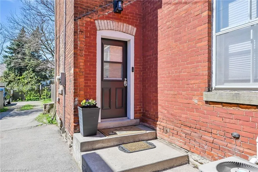40 Locke Street S