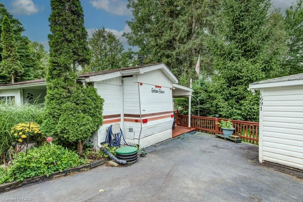 691 Oak Crescent