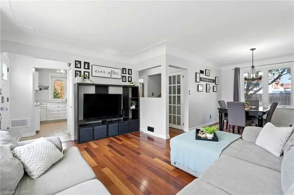 7 Deer Avenue