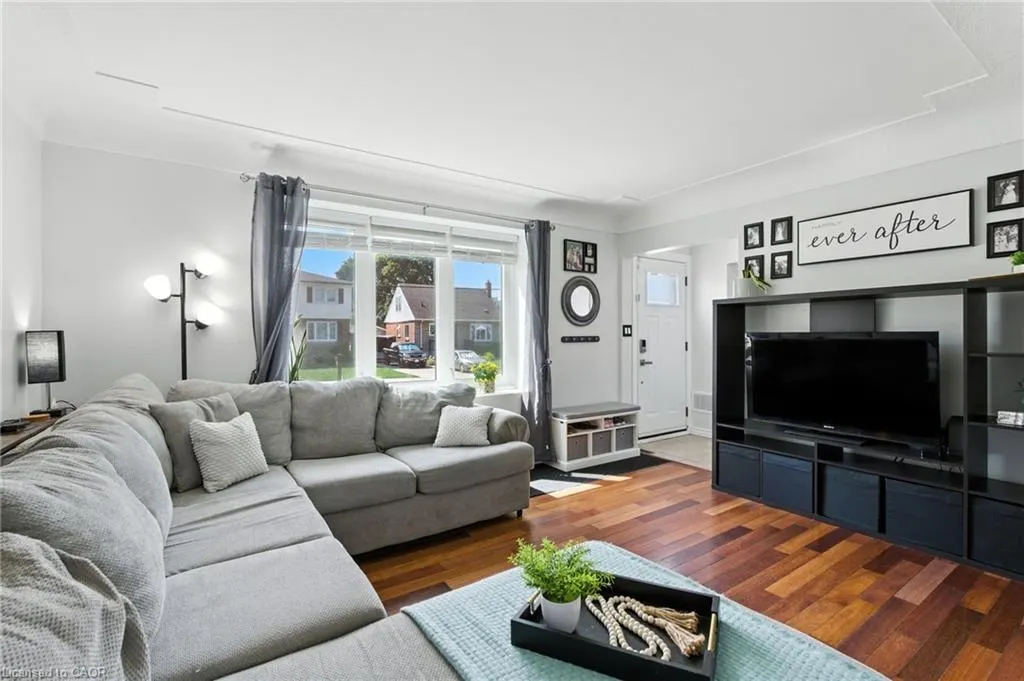 7 Deer Avenue
