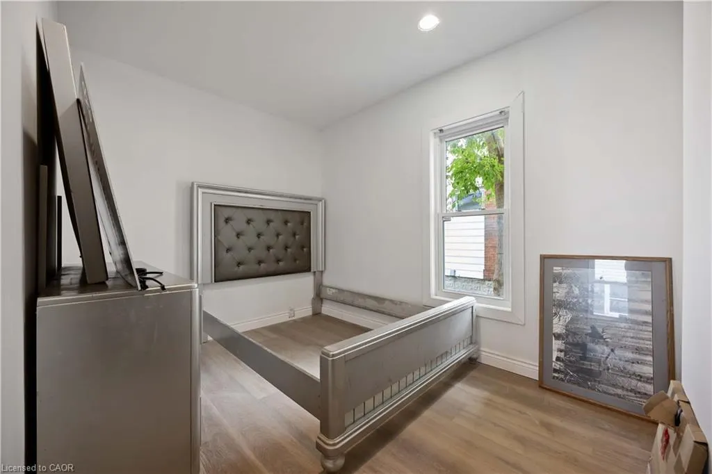 173 Brock Street S