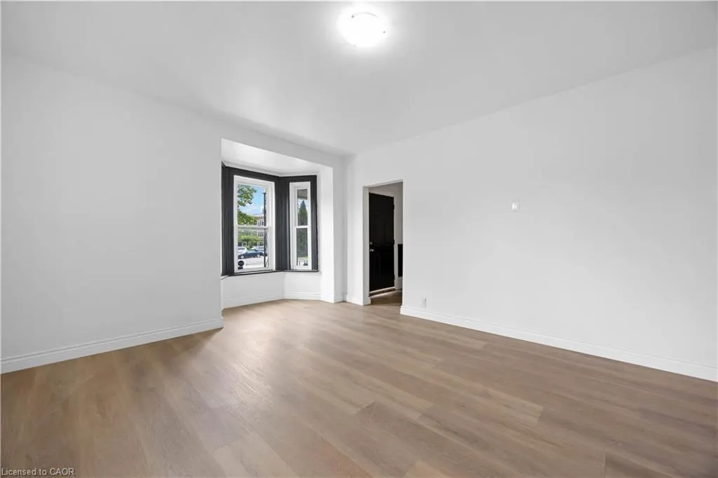 173 Brock Street S
