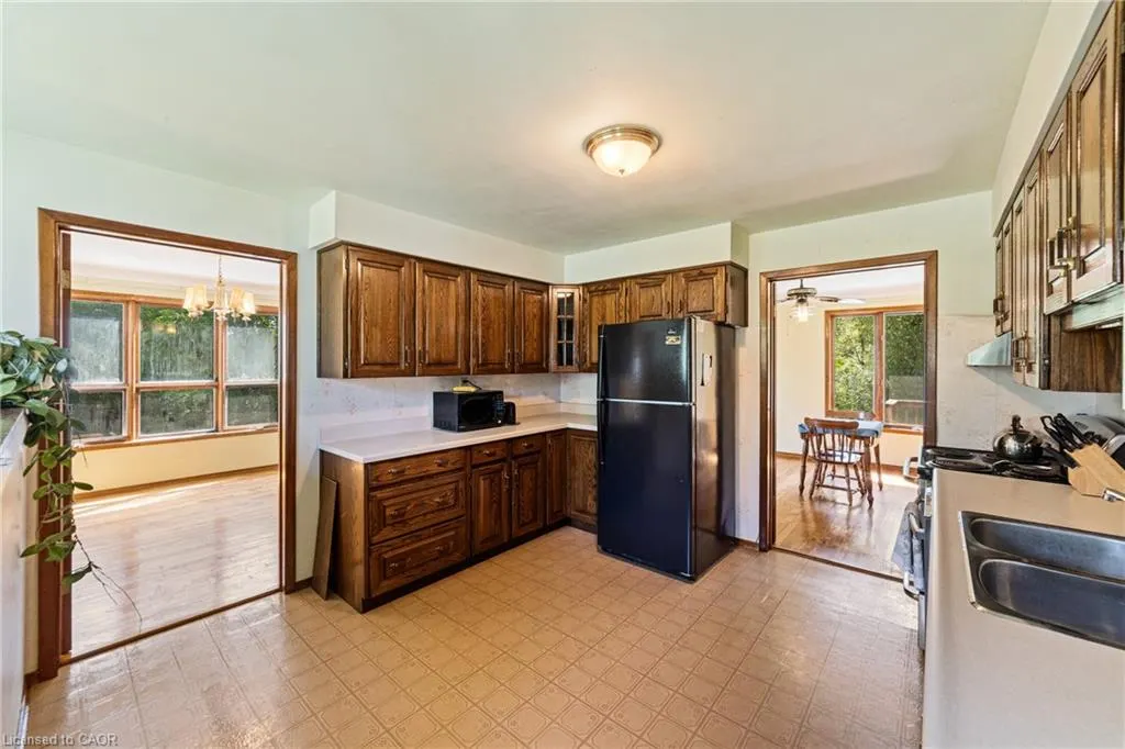 1744 6th Con Rd W