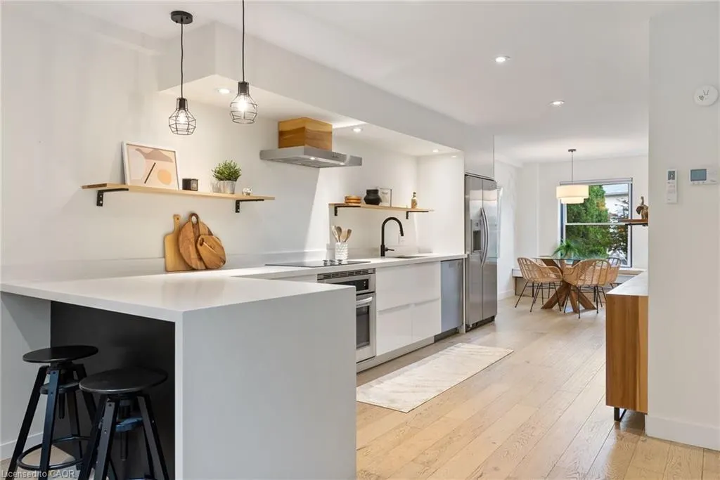 23 Macaulay Street W, #2