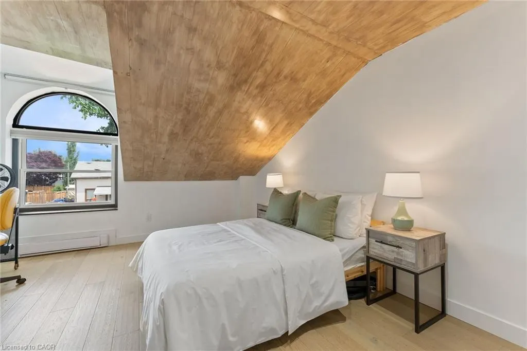 23 Macaulay Street W, #2