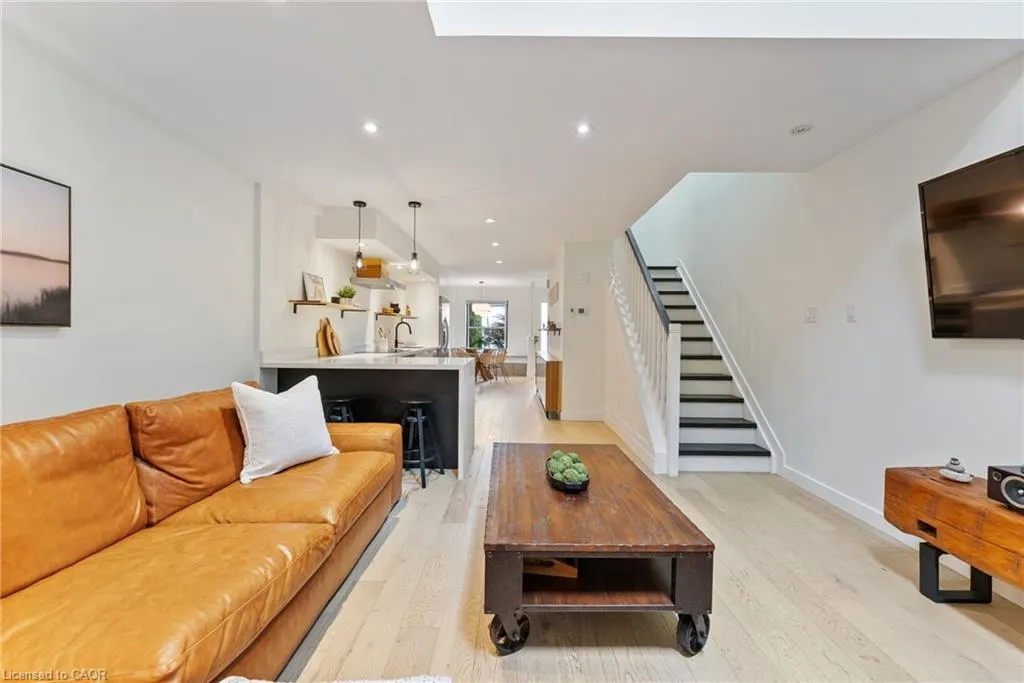 23 Macaulay Street W, #2