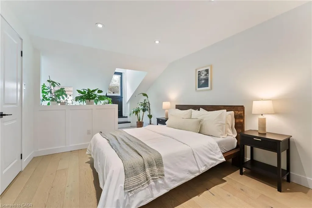 23 Macaulay Street W, #2