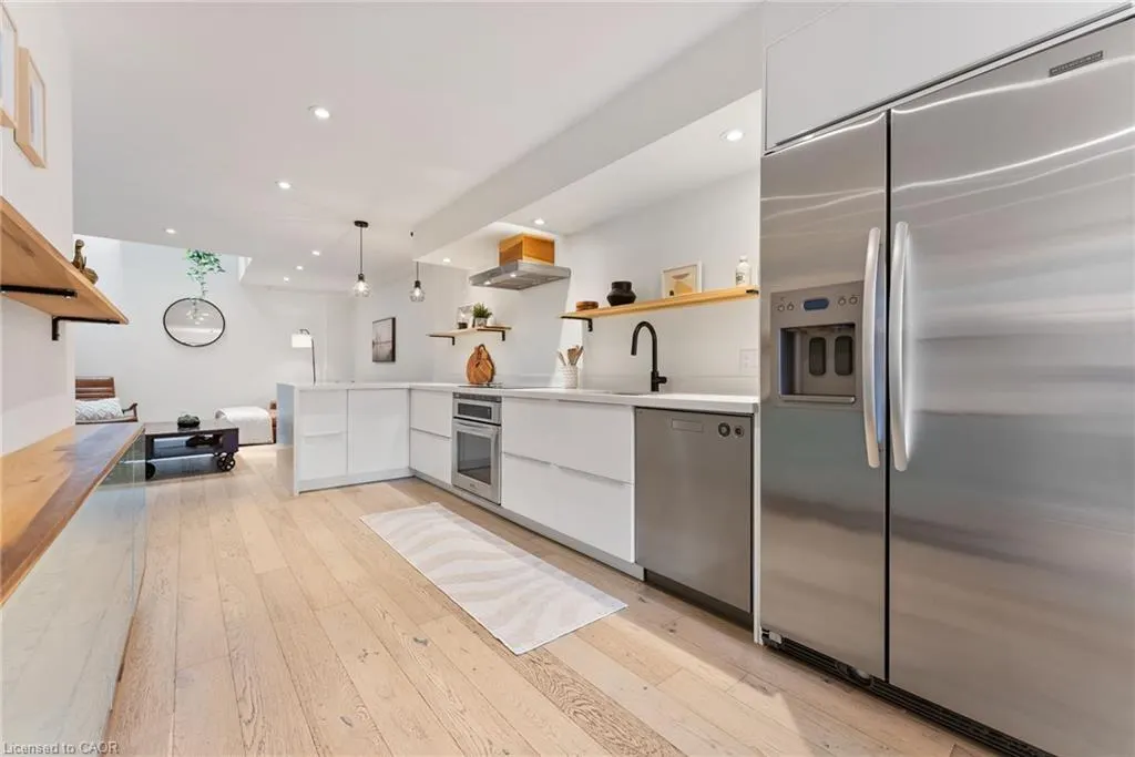 23 Macaulay Street W, #2