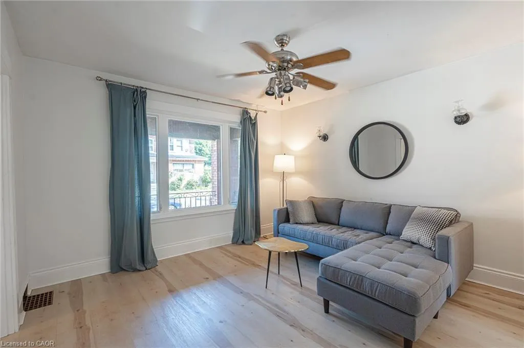 36 Spadina Avenue