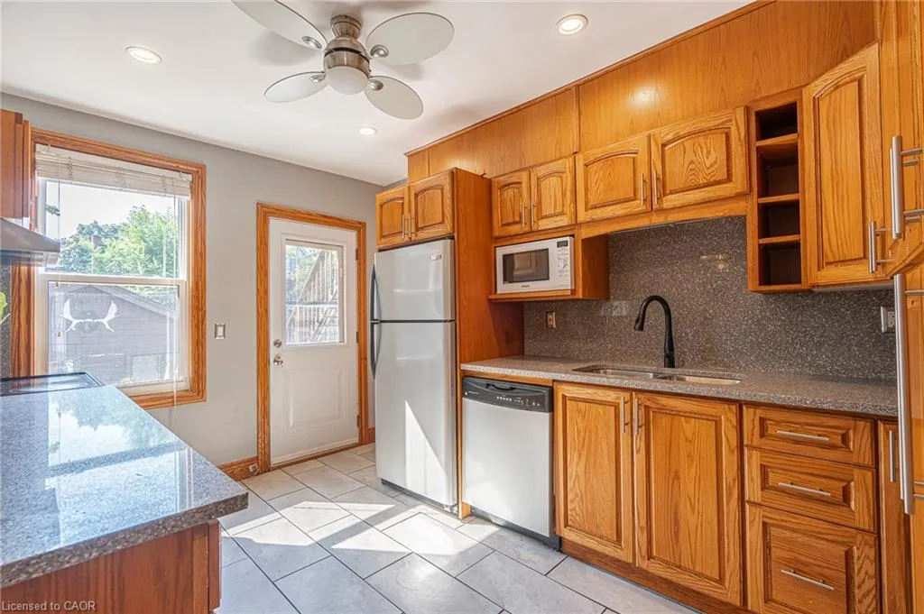 36 Spadina Avenue