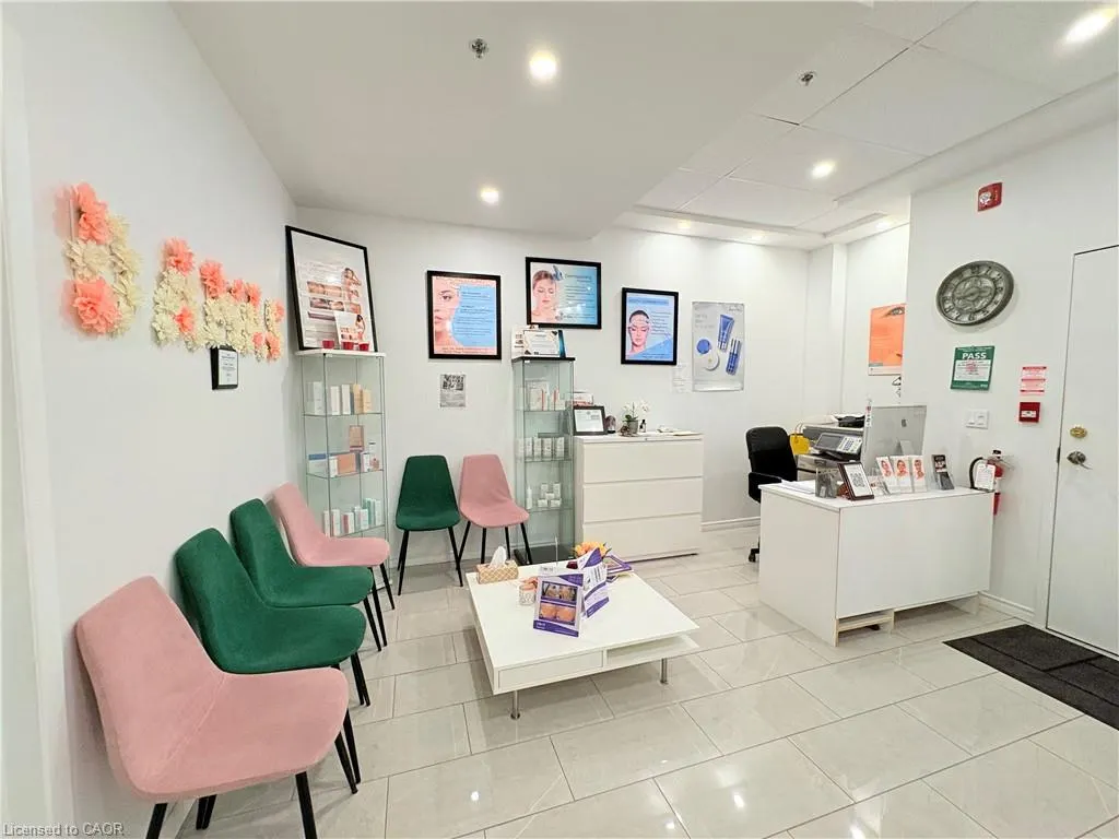 250 Dundas Street W