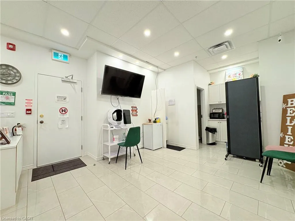 250 Dundas Street W