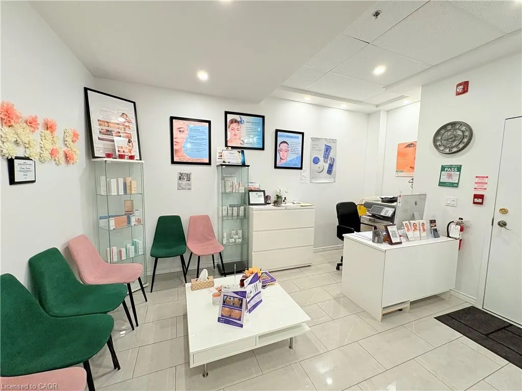 250 Dundas Street W