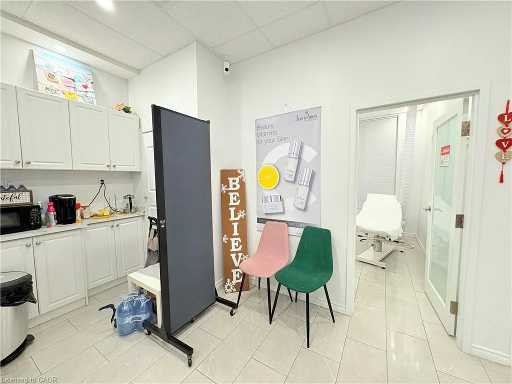 250 Dundas Street W