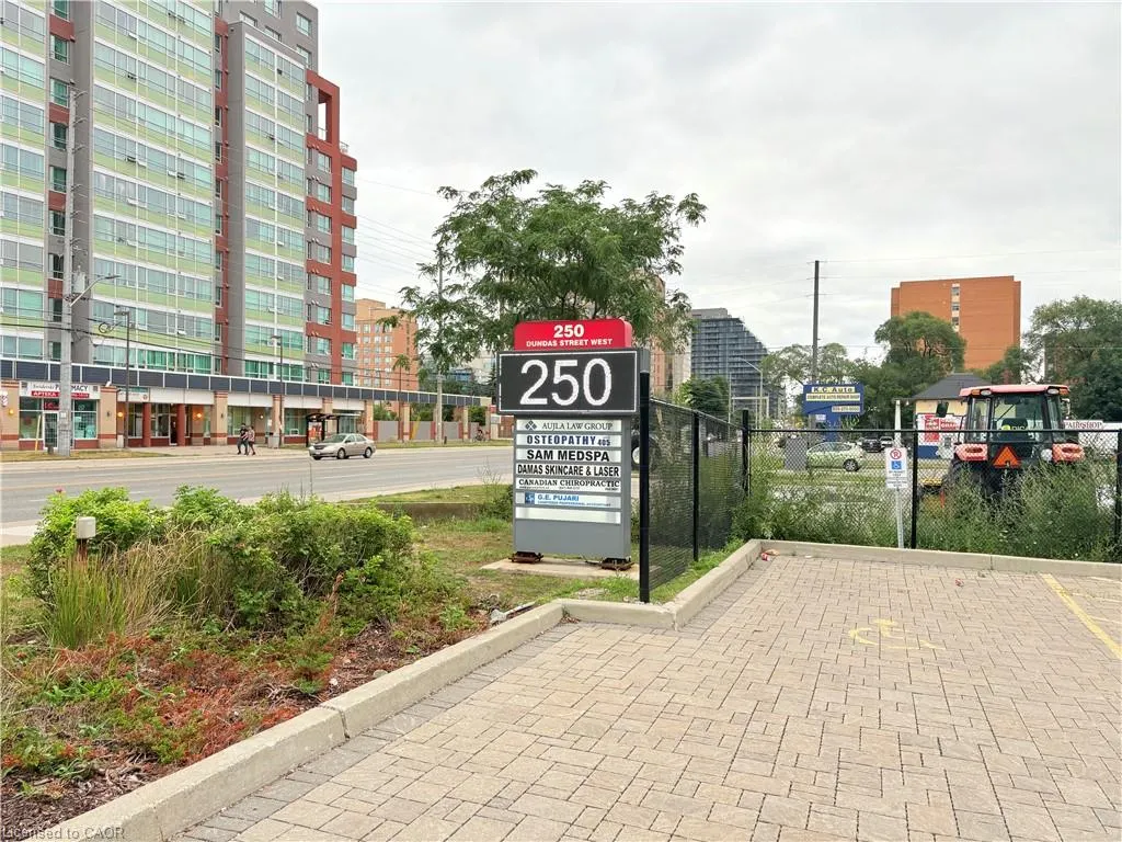 250 Dundas Street W
