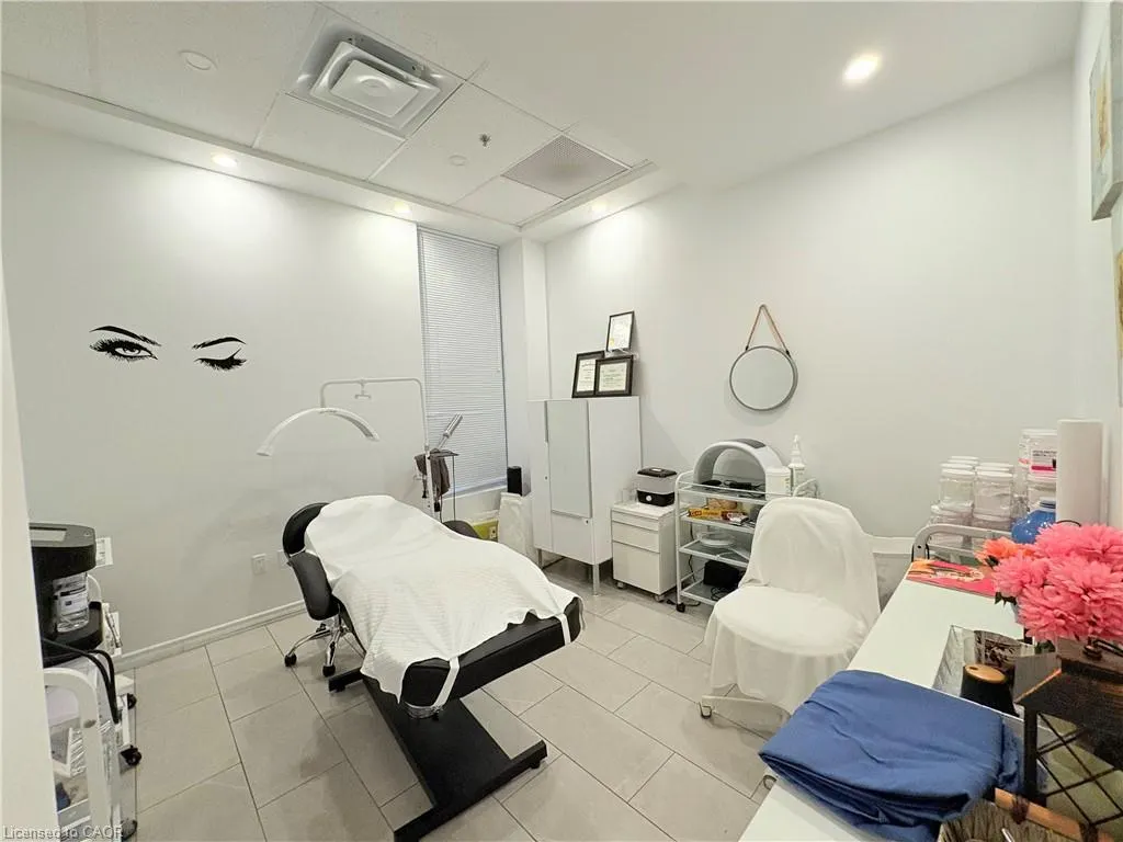 250 Dundas Street W